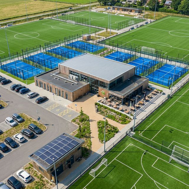 Complejo deportivo completo con canchas de pádel, vestuarios y buffet - Elite Padel