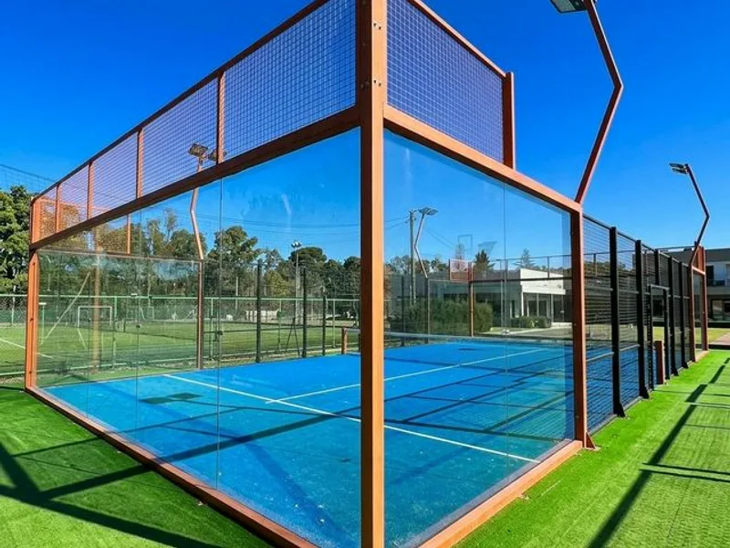 Cancha de pádel modelo Panorámica con vidrios laterales templados - Elite Padel